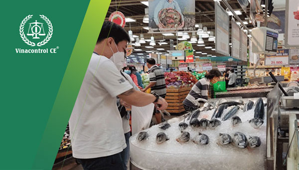 Khách hàng an tâm tiêu thụ mặt hàng thủy sản có chứng nhận HACCP được bày bán tại siêu thị